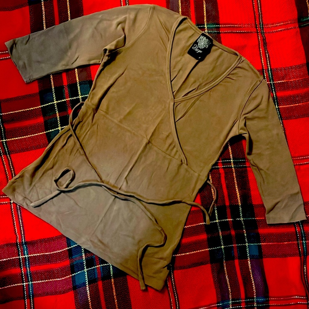 T shirt with detachable strings